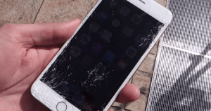 De ce este nevoie sa se inlocuiasca geamul la iPhone?