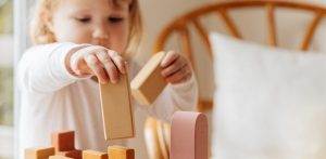 9 avantaje ale jucariilor din lemn pentru copii