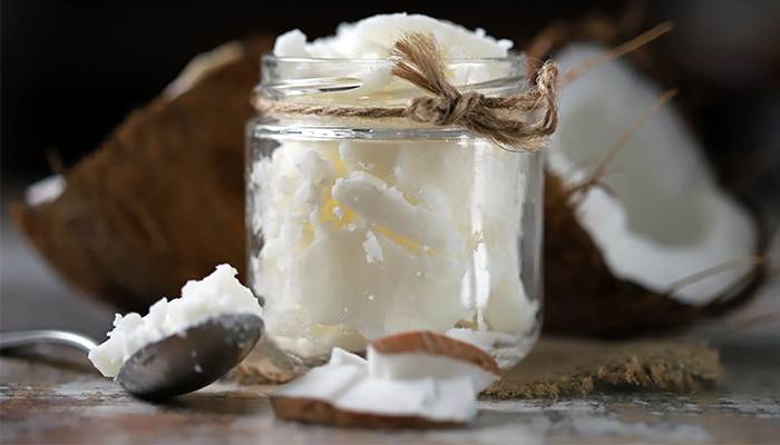 Uleiul de cocos bio: aliatul frumusetii naturale pentru piele, par si dinti