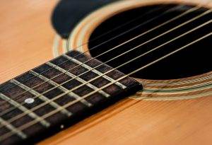 Diferența dintre Chitara Bass și Alte Tipuri de Chitare: Un Sunet Grav și Rolul Fundament al Ritmului