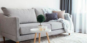 Îți dorești o canapea cu un aspect impecabil? Iată 5 pași simpli și eficienți pe care trebuie să îi respecți
