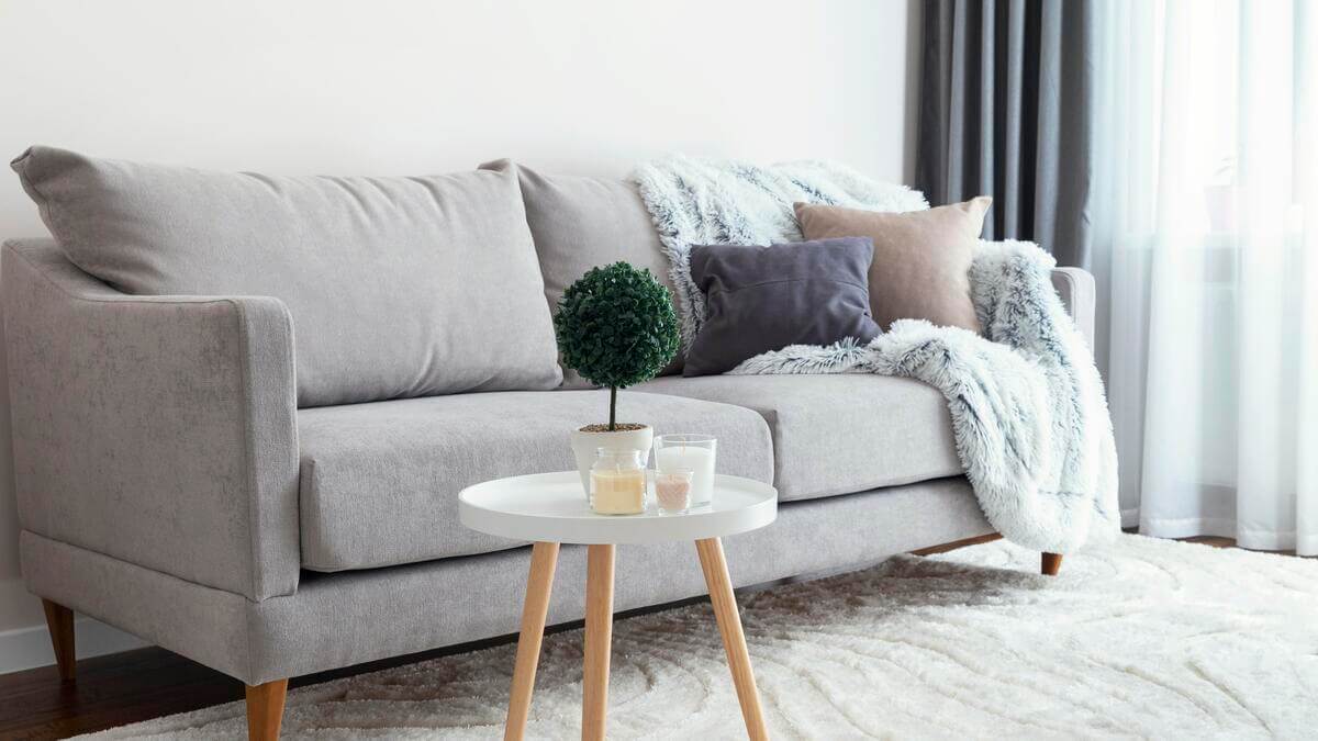 Îți dorești o canapea cu un aspect impecabil? Iată 5 pași simpli și eficienți pe care trebuie să îi respecți