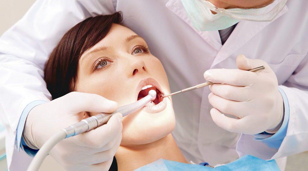 Corectează-ți dinții nealiniați cu aparate dentare de ultimă oră