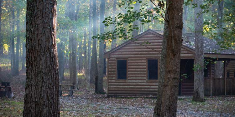 Cum să-ți construiești o cabană la munte „off grid”? 3 sfaturi de urmat
