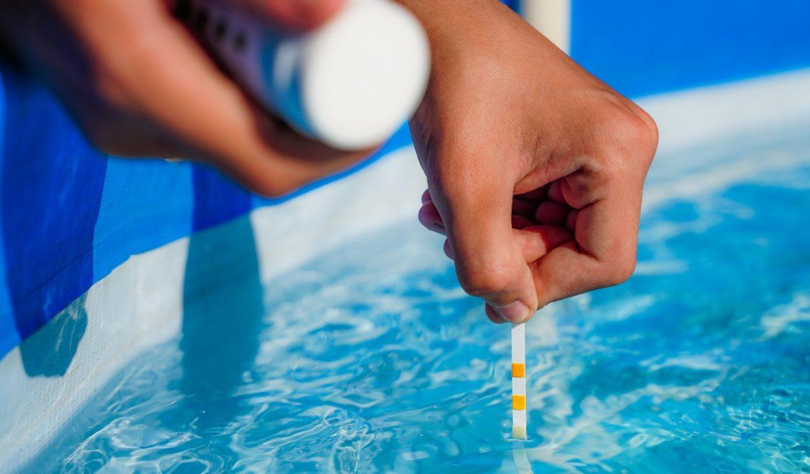 Cum Previi Formarea Algelor în Piscină?