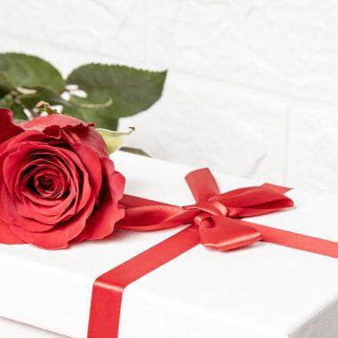 5 idei de cadouri cu ajutorul cărora poți surprinde orice femeie