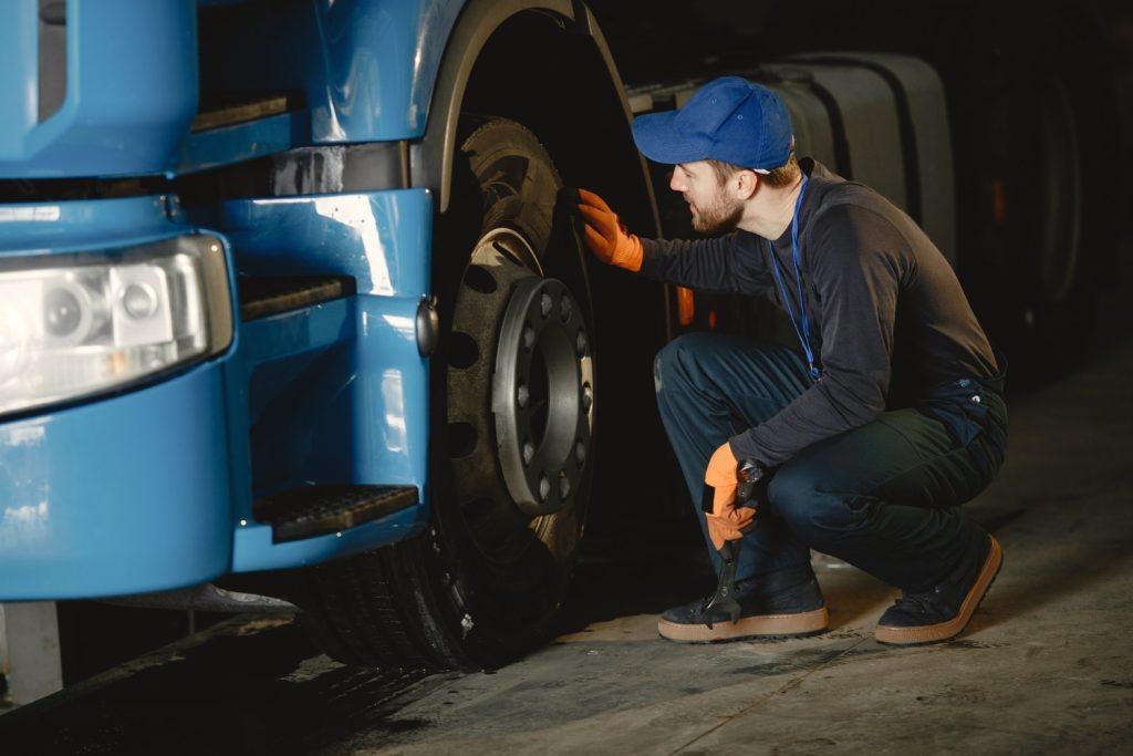 Ce să faci când ți se sparge un cauciuc la camion?