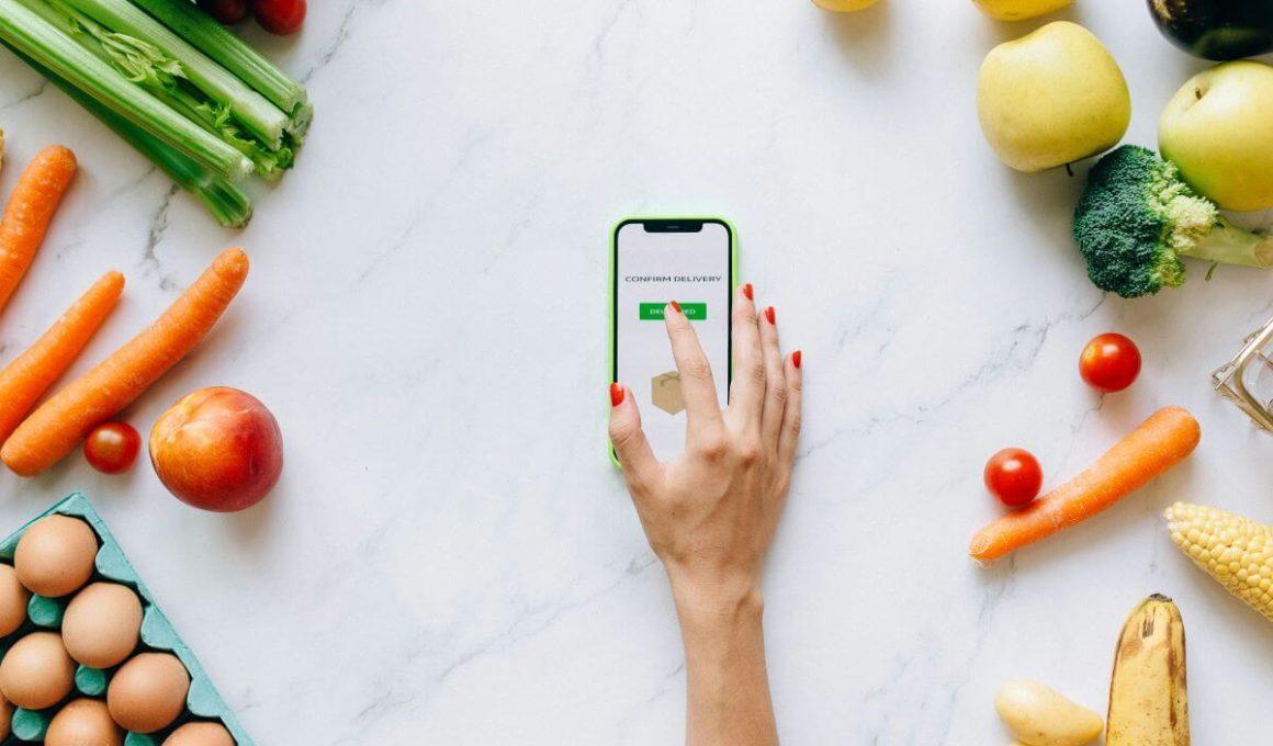 Iată de ce tot mai multe persoane cumpără produse alimentare pe internet