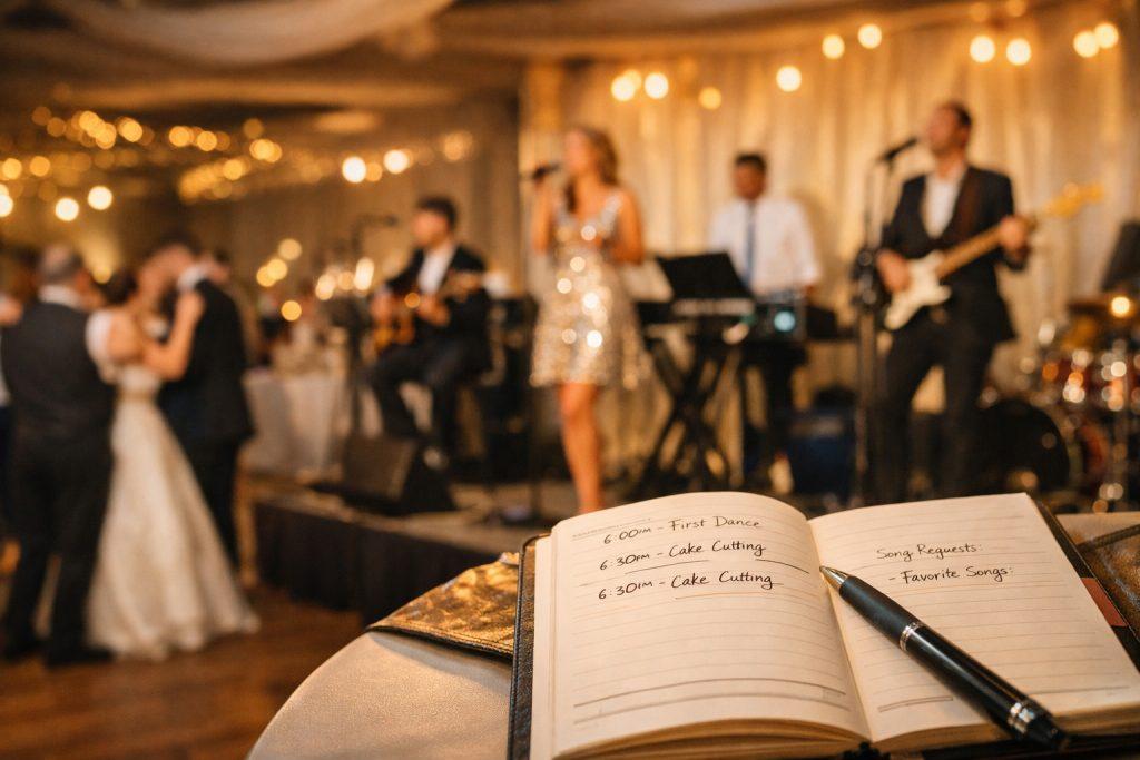 Poți cere formației să cânte pe scenariul tău personalizat?