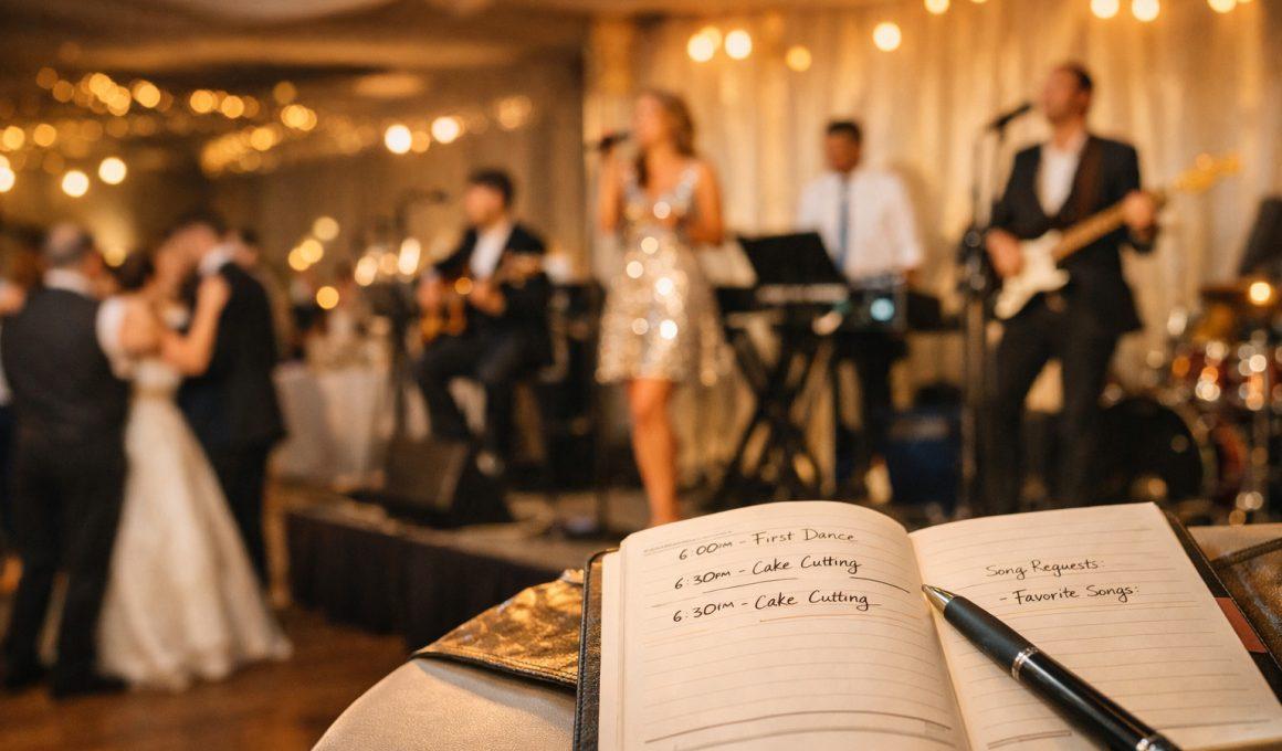 Poți cere formației să cânte pe scenariul tău personalizat?