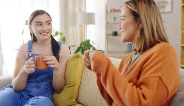 Cum poate terapia să sprijine procesul de îndepărtare de acasă și independență la adulți tineri?