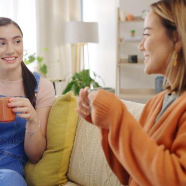 Cum poate terapia să sprijine procesul de îndepărtare de acasă și independență la adulți tineri?