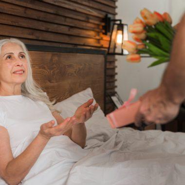 Cum este protejată intimitatea și demnitatea vârstnicilor într-un cămin de bătrâni?