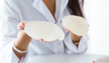 Cât de reale sunt alergiile la materialele folosite într-o mărire de sâni
