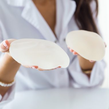 Cât de reale sunt alergiile la materialele folosite într-o mărire de sâni