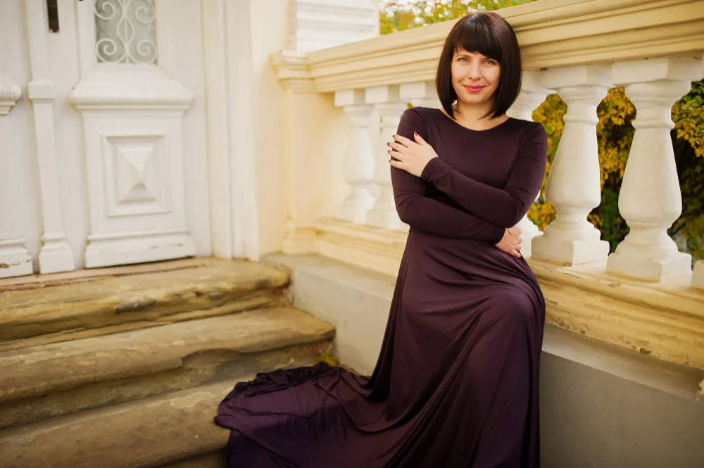 Cum arată o rochie de seară tip cape și când este potrivită