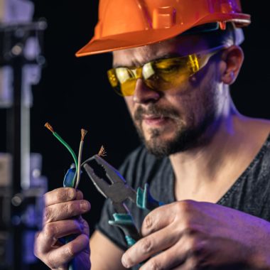 Autorizația ANRE și electricianul care lucrează pe cont propriu, ce cere legea în realitate