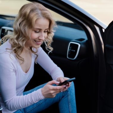 Cum funcționează închirierile auto cu aplicații mobile, de la cont la cheia din telefon