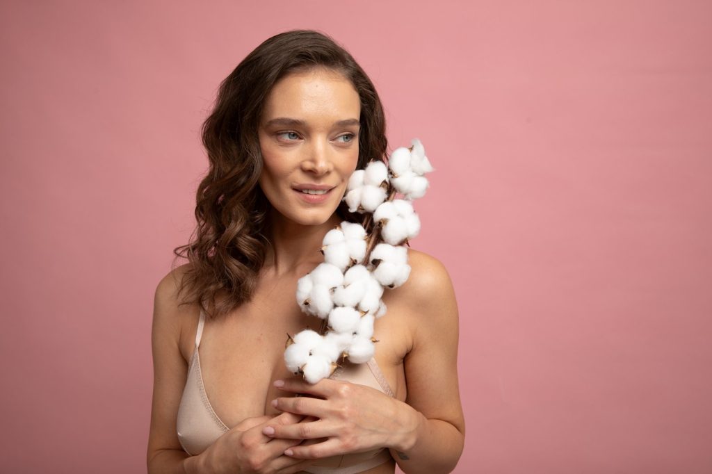 Menstruația, igiena intimă și confortul zilnic: gesturi simple care fac diferența, explicate de ENROUSH